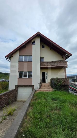 Casa cu 5 camere, 300 mp, teren 17 ari, Valea Rusului