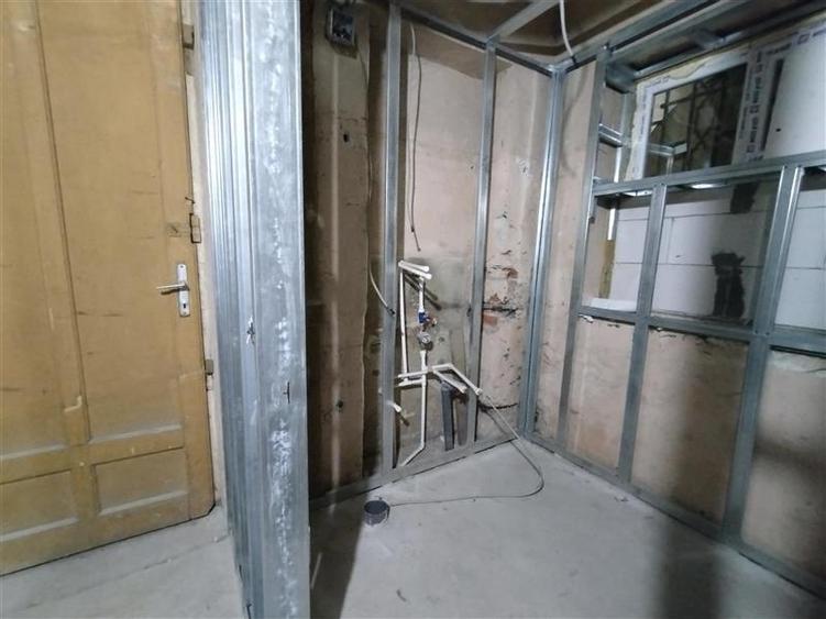 Oravita, Spatiu Com. (Apartament) 89MP, Zona Centrala, Pret Negociabil