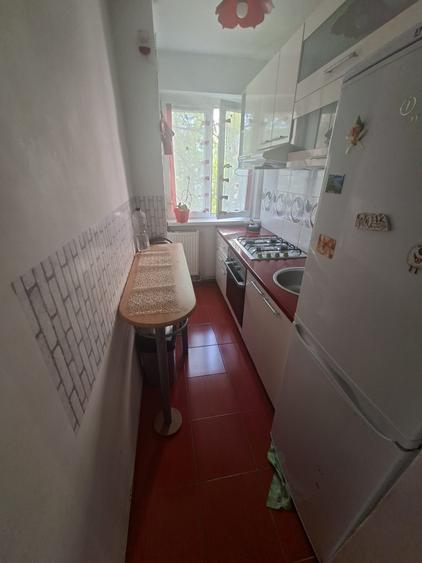 Apartament cu 2 camere decomandat, etaj 2/4, zona Alexandru cel Bun