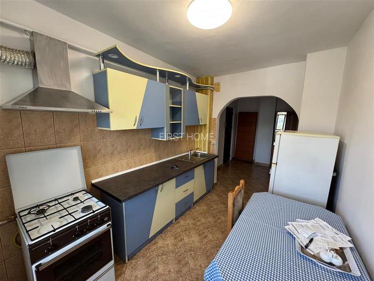 2 cam, hol patrat , logie si balcon, etaj 3 cu acoperis, Piata Moldovei - 2