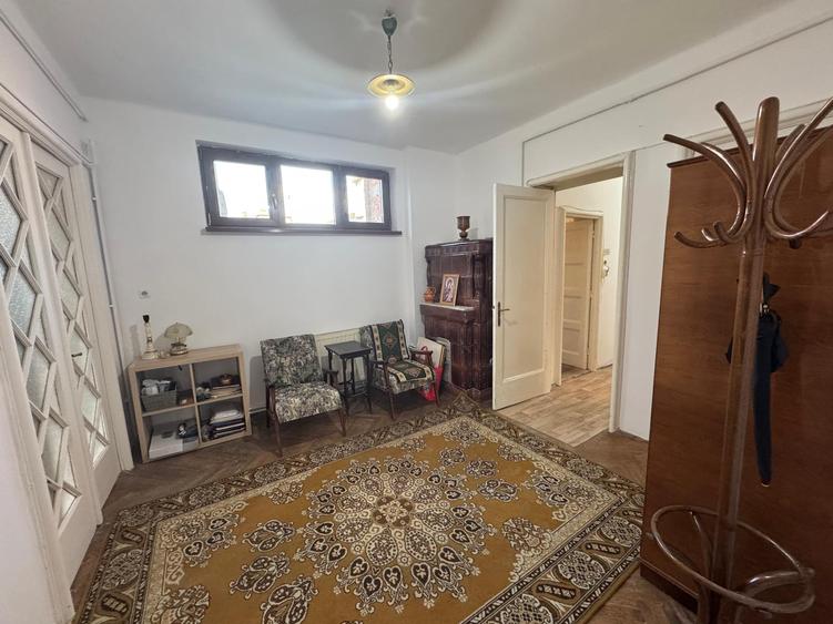 Vanzare apartament patru camere vila D+P+1+pod curte Cotroceni metrou Eroilor
