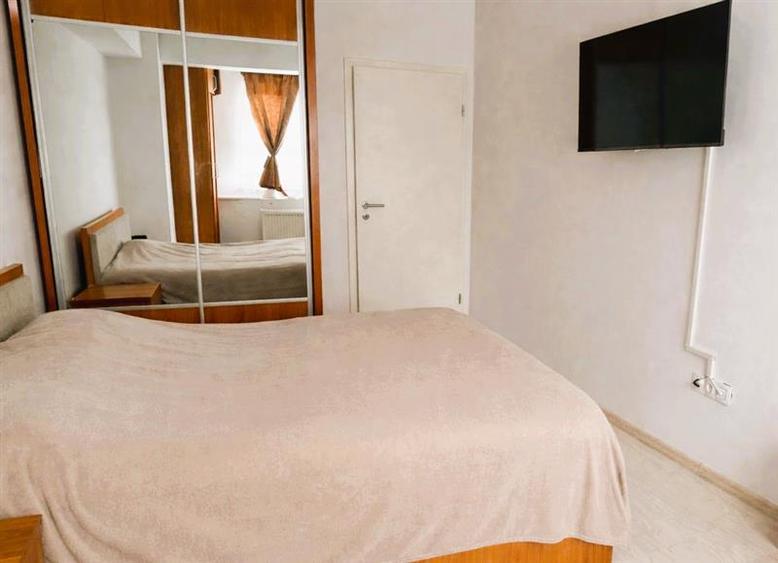 Apartament 3 camere mobilat si utilat. Parcare si boxa incluse in pret. Zona Tra