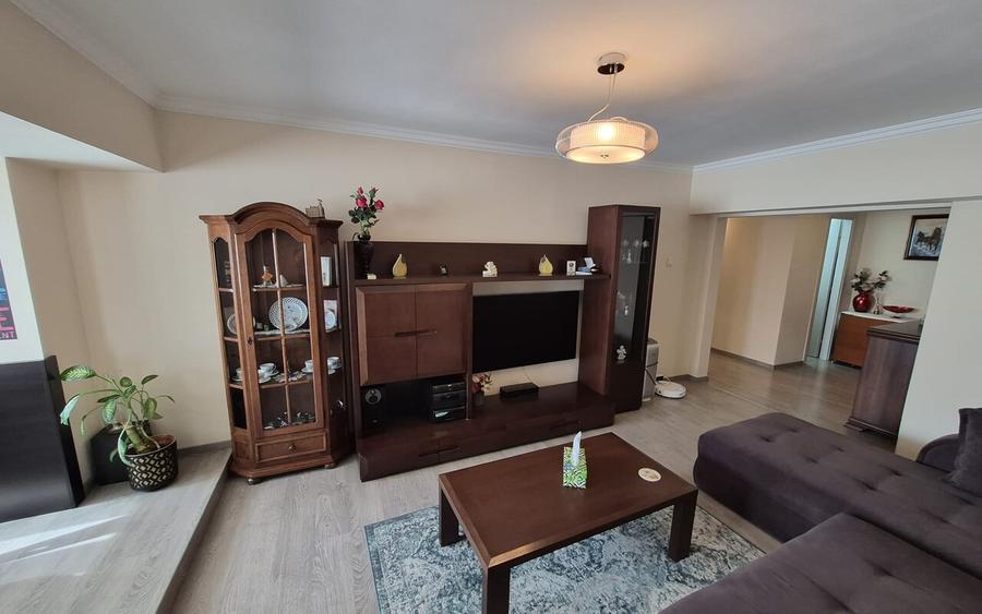Pța Alba Iulia 3camere +terasă mare