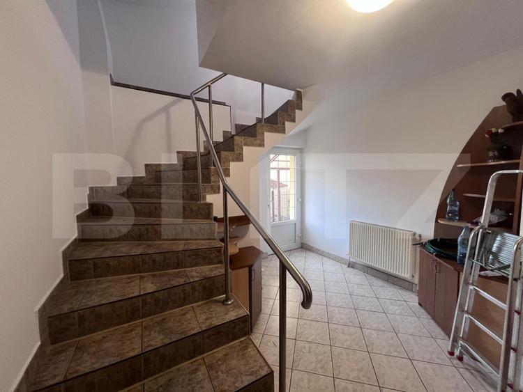 Casa de inchiriat, 7 camere, 230 mp + 415 mp teren, garaj - Gruia