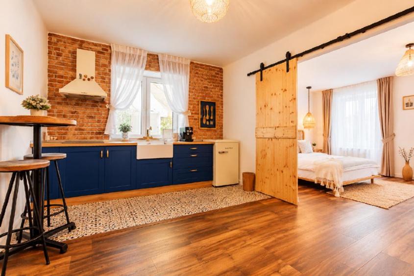 2 Proprietăți de Vânzare în Centrul Istoric Brașov – Afacere Airbnb Profitabilă
