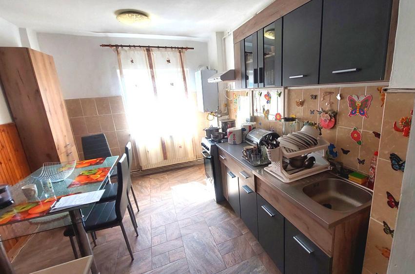 Apartament cu 4 camere decomandat Cetate-Mercur 2 bai 90 mp cu balcon si pivnita