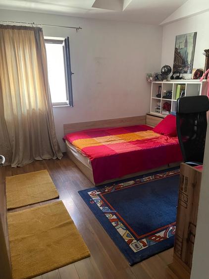 Locuință elegantă cu curte amenajată – parter + etaj, în spatele Pieței Delfinul