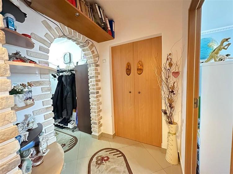 Apartament 3 camere decomandat zona Vasile Aaron