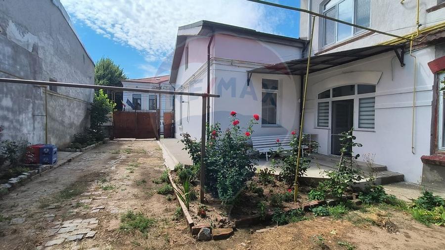 Casă cu 3 camere de vânzare în zona Centrală