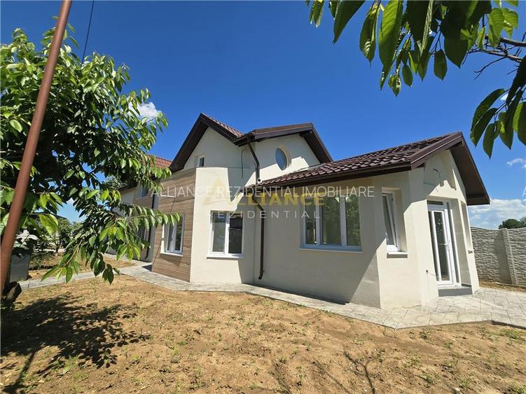 Casa individuala- 6 camere - 4 bai- 3 dressinguri-100m de autobuz - 3