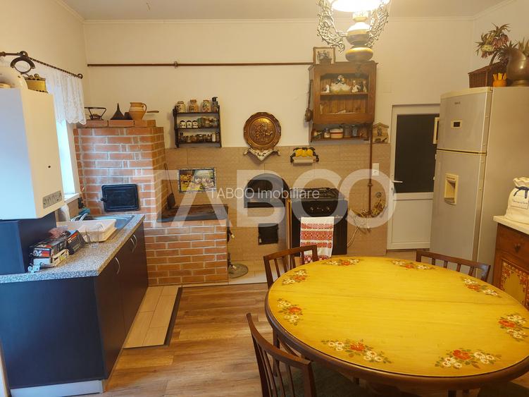 Casa 45 mp 1 dormitor bucatarie baie hol loc parcare in curte Sadu - 3