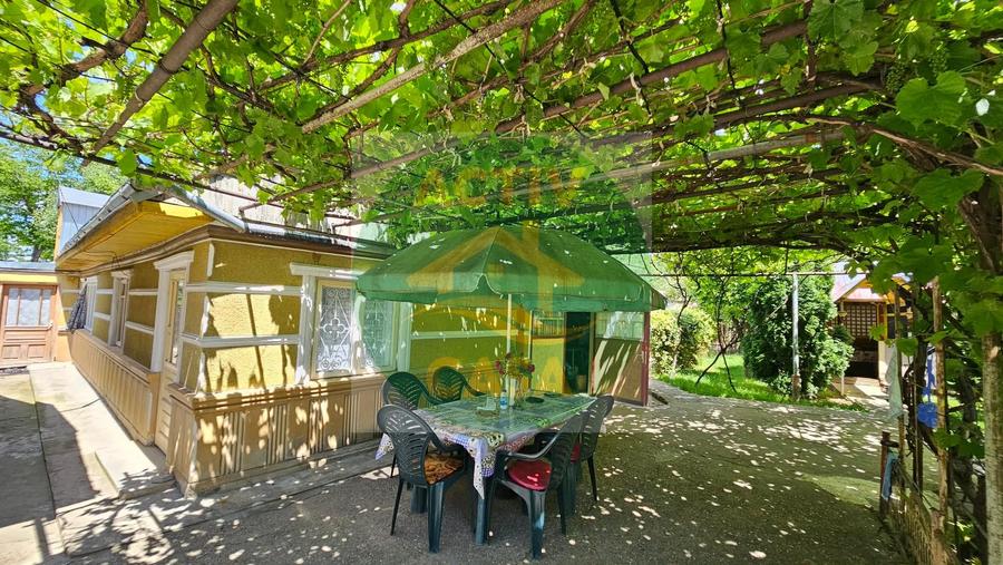 Casa de vanzare su teren de 2.000 mp, Roman Neamt