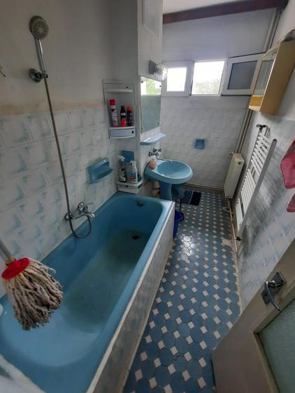 Apartament cu 2 camere, etajul 2/4, zona Podu Ros