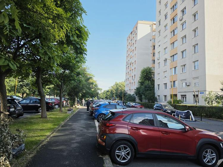 Astra zona școala 7 strada Apollo apartament 3 camere Liber la vânzare