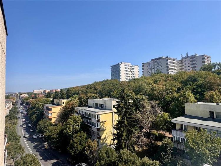 Decomandat, luminos, 2 camere si priveliște superba, zona 7 Noiembrie