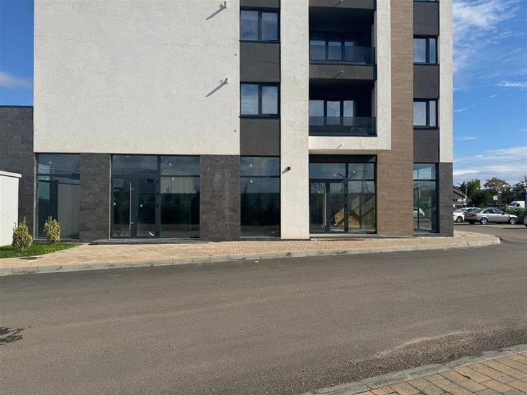 Sp com 195 mp, 7 locuri de parcare, 4 intrari, zona de Nord, bloc nou
