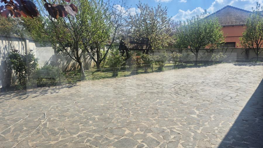 Casa 3 dormitoare de inchiriat, 236 mp, teren 525 mp, Semicentral
