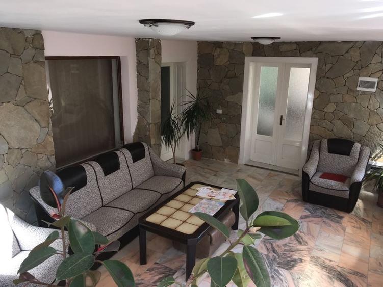 Pensiune cu 13 camere|4 apartamente|Spații auxiliare| ideal investiție