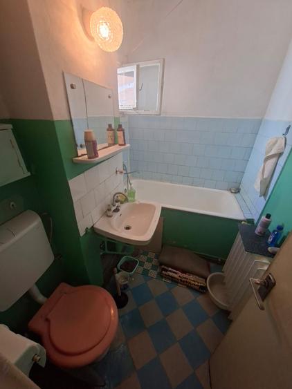 Apartament cu 4 camere, etajul 2/4, zona Podu Ros