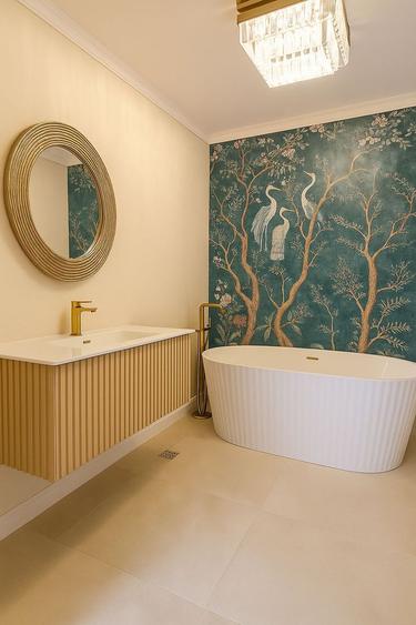 Apartament spectaculos în Cartierul Francez unde luxul întâlnește rafinamentul