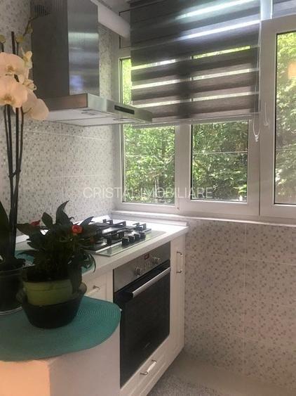 Vanzare Apartament 3 camere, etaj 1, 2 băi, renovat, mobilat, utilat - Sector 5