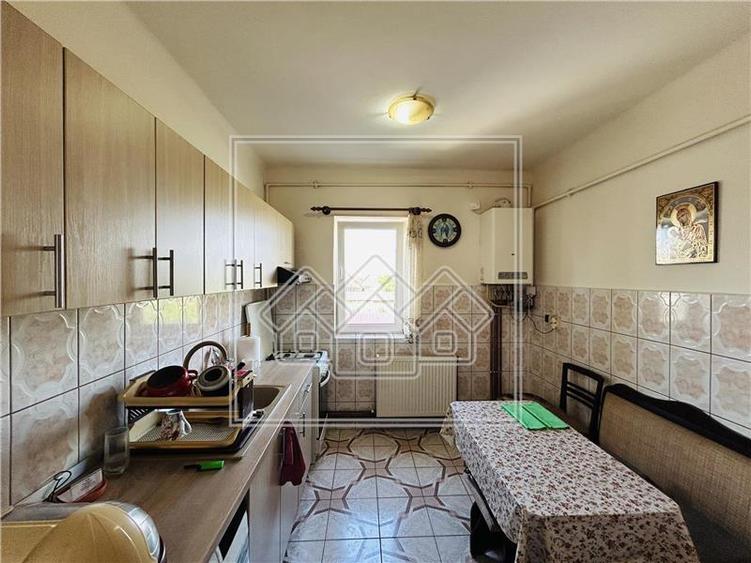Ap decomandat, cu 2 camere si balcon, etaj 1 - Sura Mica