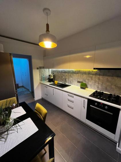 Apartament 3 camere decomandate, 2 bai, etajul 1, zona strazii Bucuresti