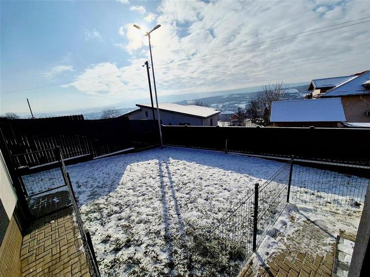 Casa individuala de vanzare cu priveliste frumoasa si garaj