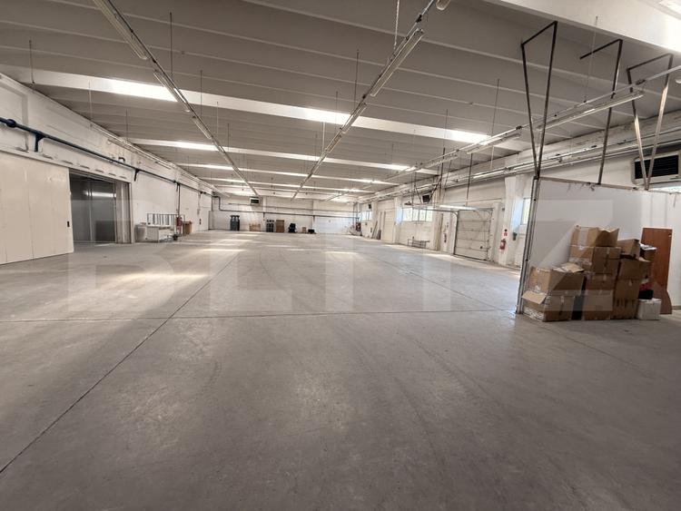 Hala de productie, spatii depozitare, parcare, cladire cu birouri, teren 14474mp