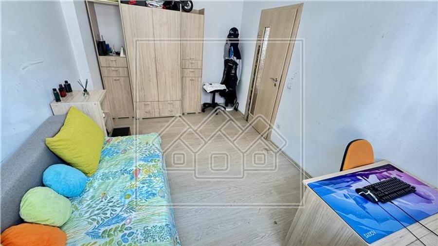Apartament de vanzare cu 3 camere, balcon + parcare, mobilat si utilat