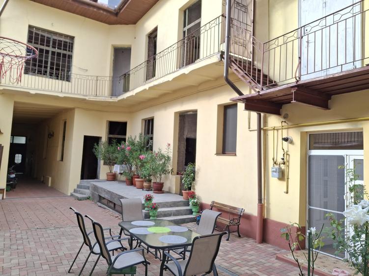 Ofer spre inchiriere 4 sau mai multe incaperi la etajul 1 in zona ultracentrala