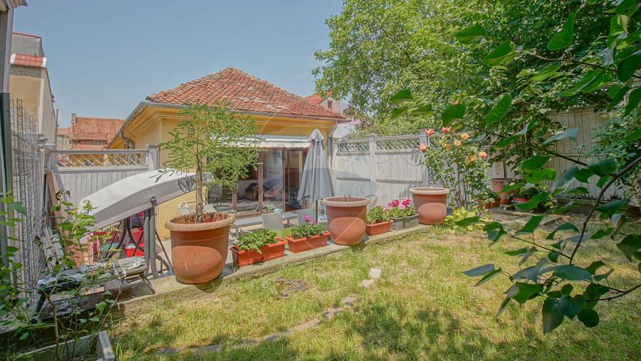 3 camere în Centrul Istoric: 90 mp, curte privată și vedere spre Tampa