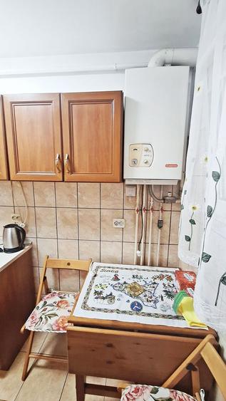 Piata Astra, apartament 2 camere la etajul 1, liber, 93000 euro neg