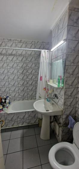 Republicii ,se vinde apartament decomandat ,2 camere ,pret 67000 euro neg