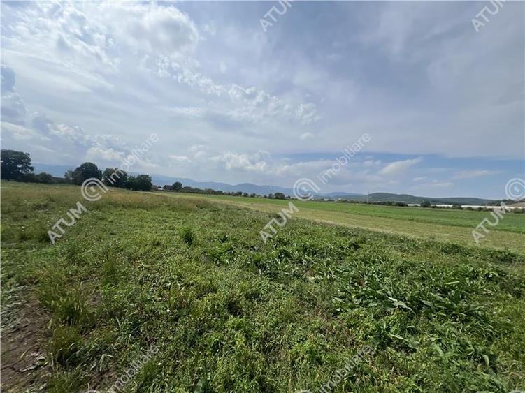 Teren intravilan de 8600 mp cu deschidere la doua drumuri in Cristian