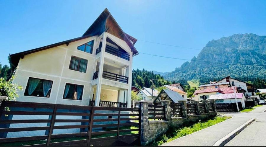 Casa Vila Pensiune Busteni de vanzare 10 camere , 2 garaje