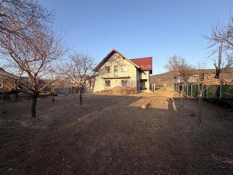 Vilă în Pătrăuți + 8400mp teren - 2