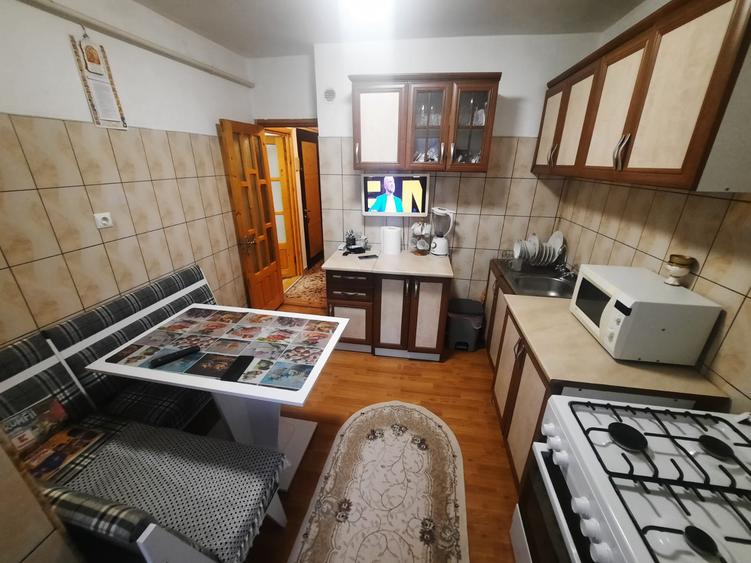 Apartament cu 3 camere decomandat, etaj 2/4, zona Cug