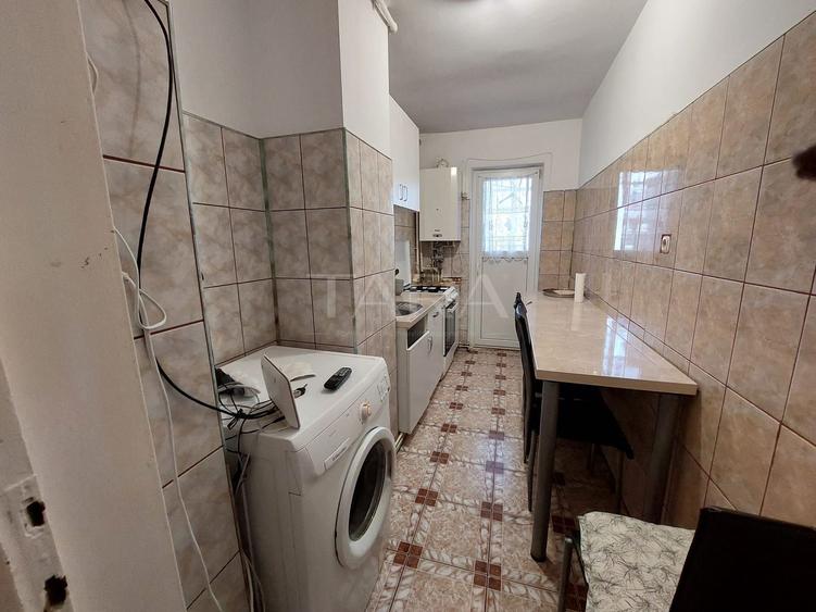 Apartament 4 camere decomandate, etaj intermediar, zonă excelentă.