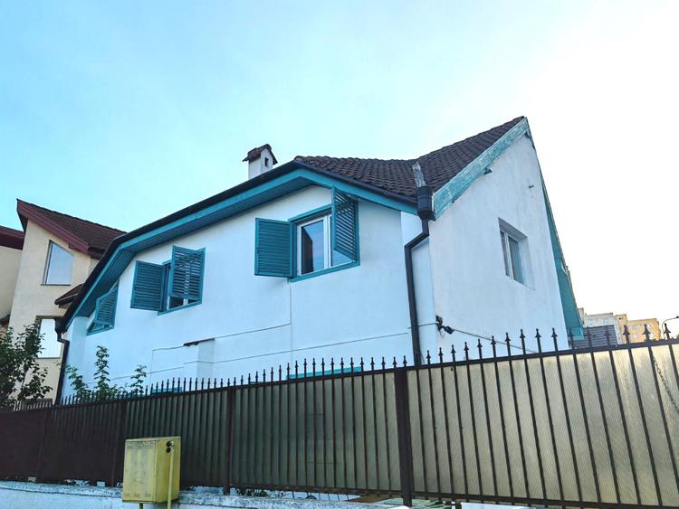 Casă 8 camere, curte generoasă