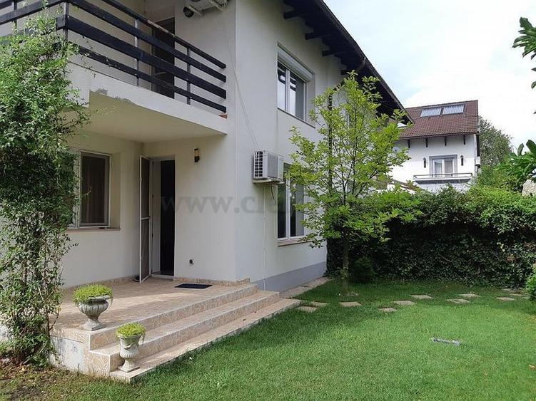 Vila in complex cu piscina, in apropiere de Iancu Nicolae