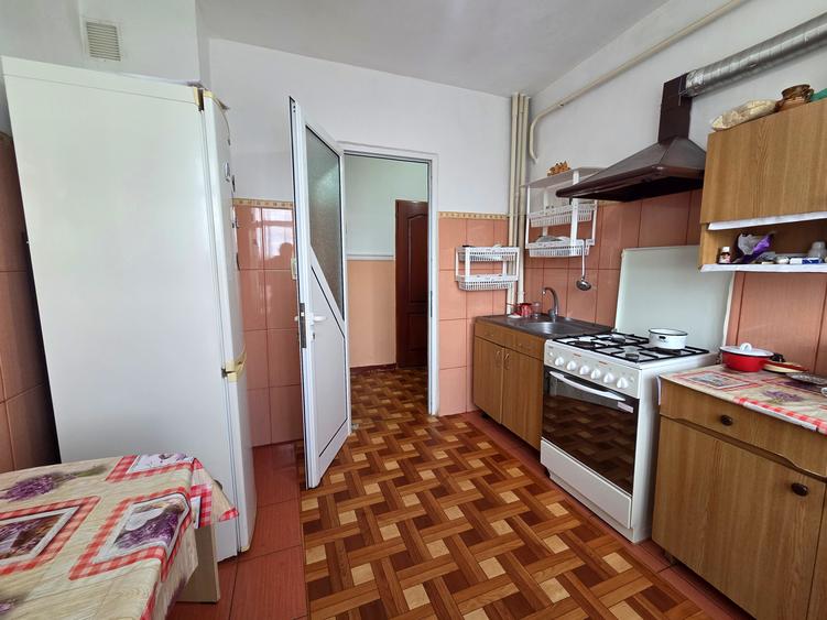 Apartament 3 camere-decomandat-etaj intermediar