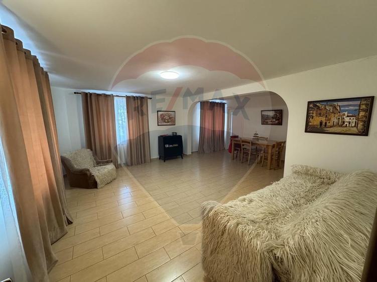 Casă / Vilă cu 6 camere de vânzare în zona Darmanesti