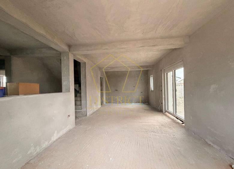 Duplex cu 5 camere, despărțit prin camera tehnica, la asfalt | Mosnita Veche