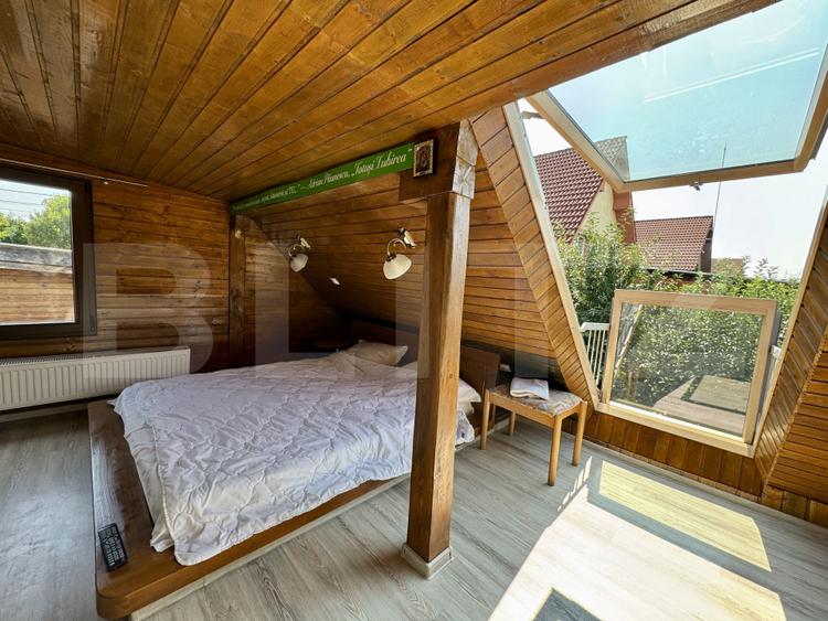 Casă de inchiriat, cu 4 dormitoare cu piscină, grătar, iaz și zonă de relaxare