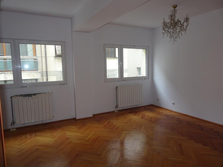Bloc tip Boutique, constr.2000, cu 2 intrari si parcare subterana