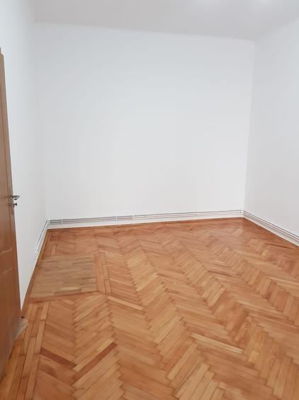 Casă individuală 3 cam/ Curte/ Domenii/ Renovat/ Nemobilat/ 3 Parcări