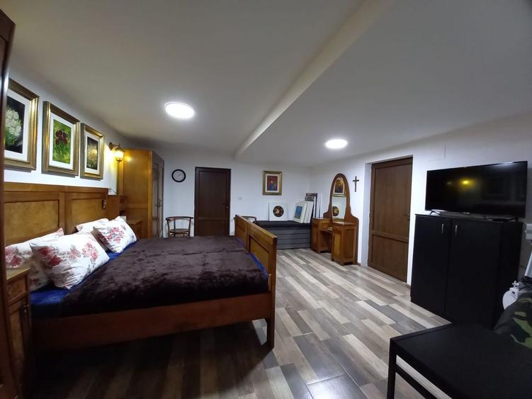 Apartament central la demisol înalt