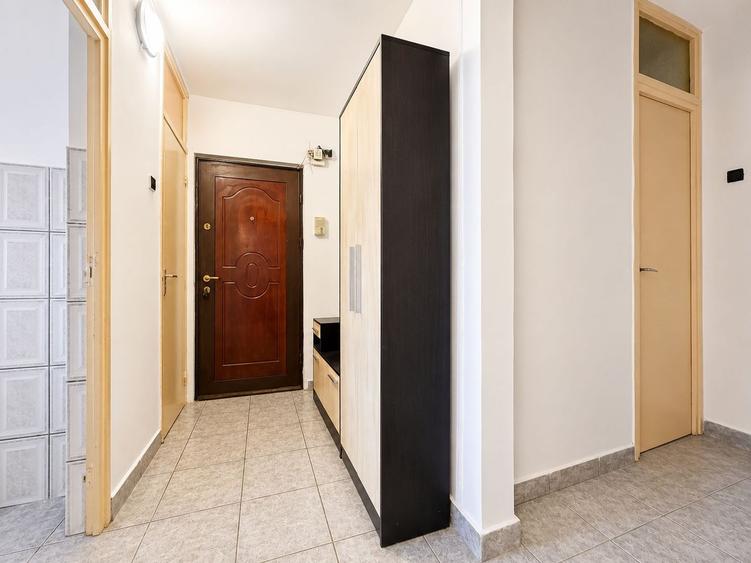 Apartament 3 camere decomandat, zona Alfa, etaj 1, două băi