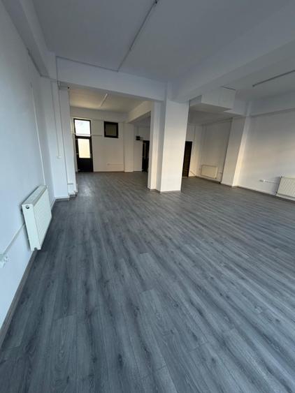 Spatiu comercial, 100 mp, zona centrala din Filiasi cu deschidere in Racoteanu